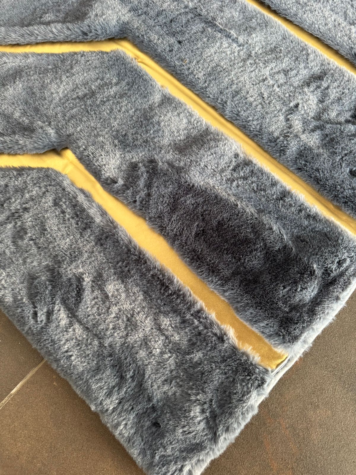 SuperSoft Plain Fur with Gold Centerpiece (Rug)