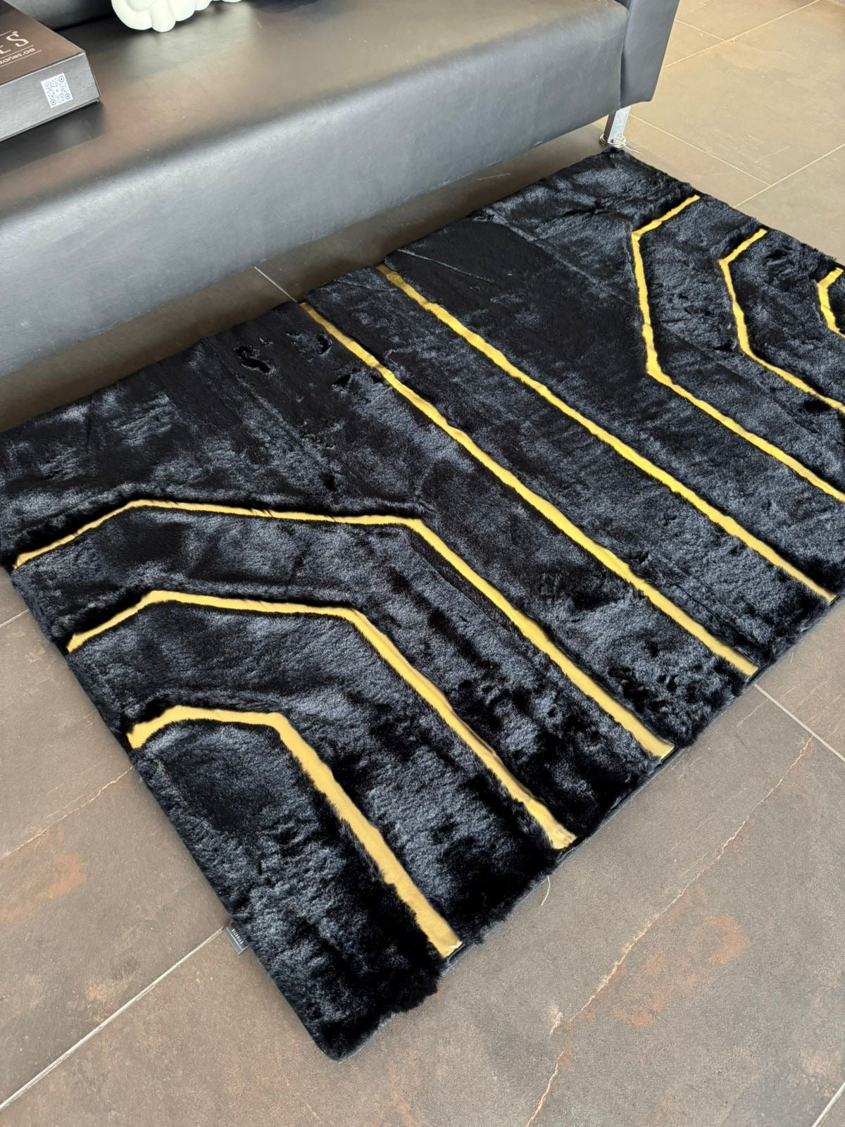 SuperSoft Plain Fur with Gold Centerpiece (Rug)