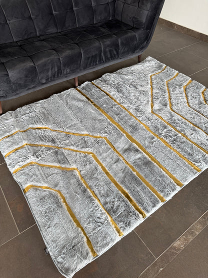 SuperSoft Plain Fur with Gold Centerpiece (Rug)
