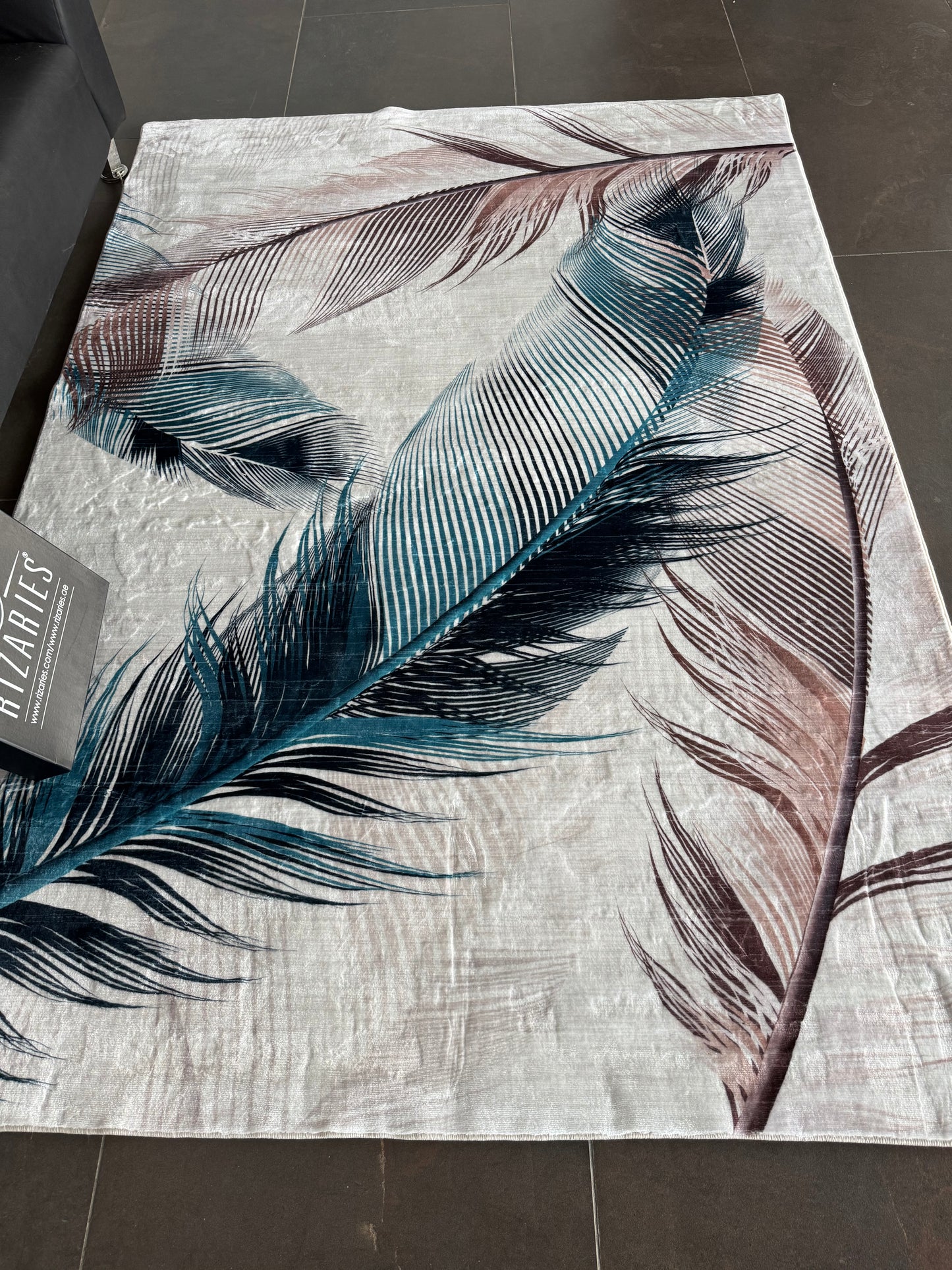 Supersoft Feathers Design Luxury Centerpiece (Rug)