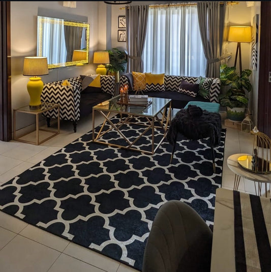 Black Quatrefoil Centerpiece (Rug)