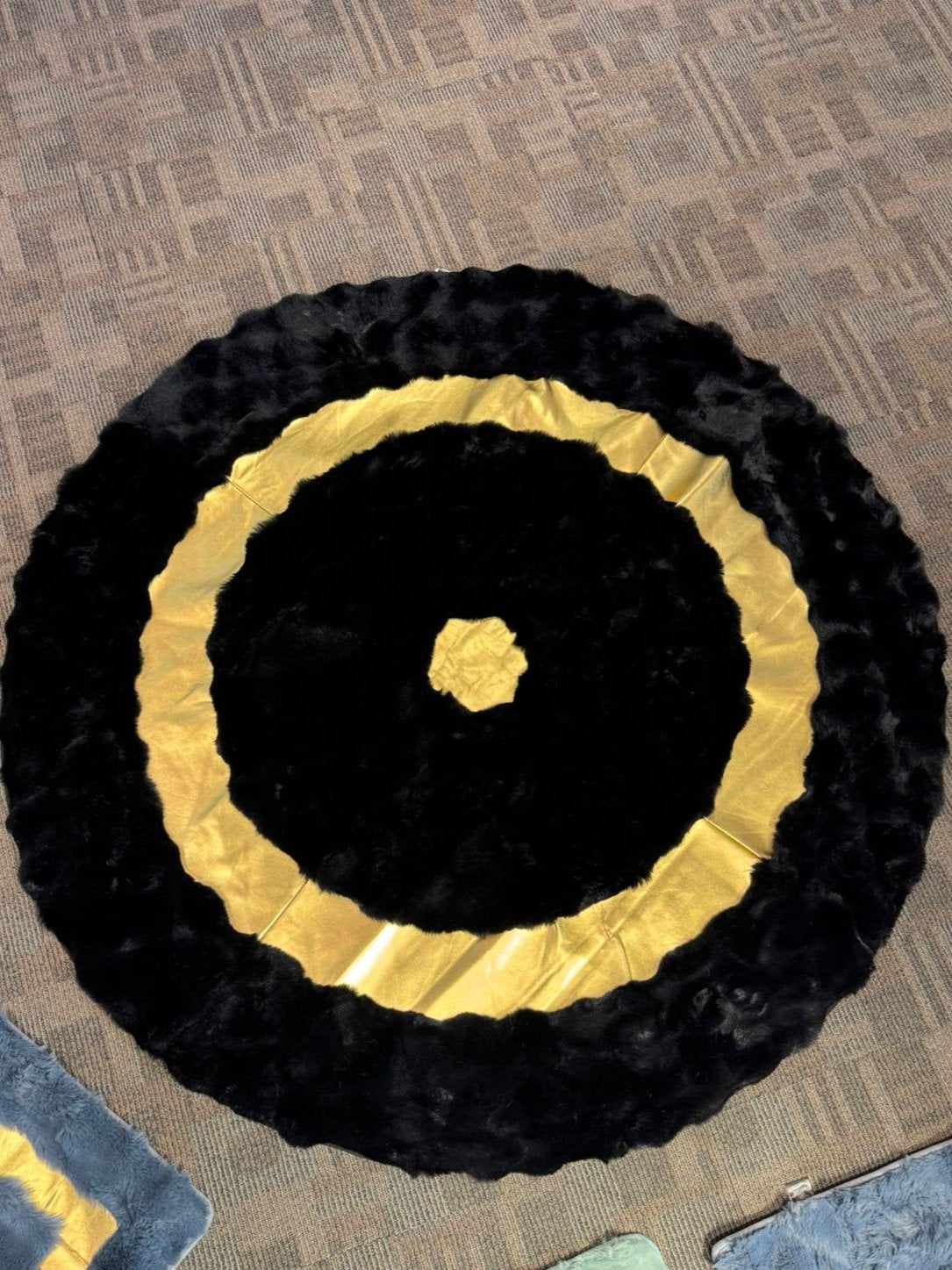 SuperSoft Box Style Fur with Gold Round Rug